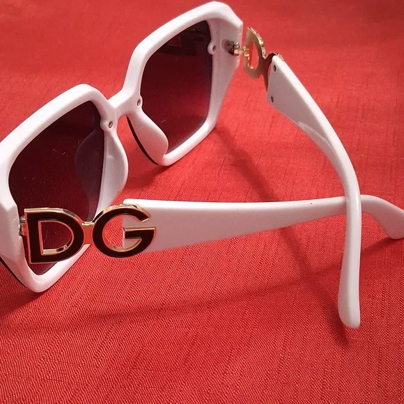 NOT QUITE FAMOUS SUNGLASSES - Picture 3 of 7